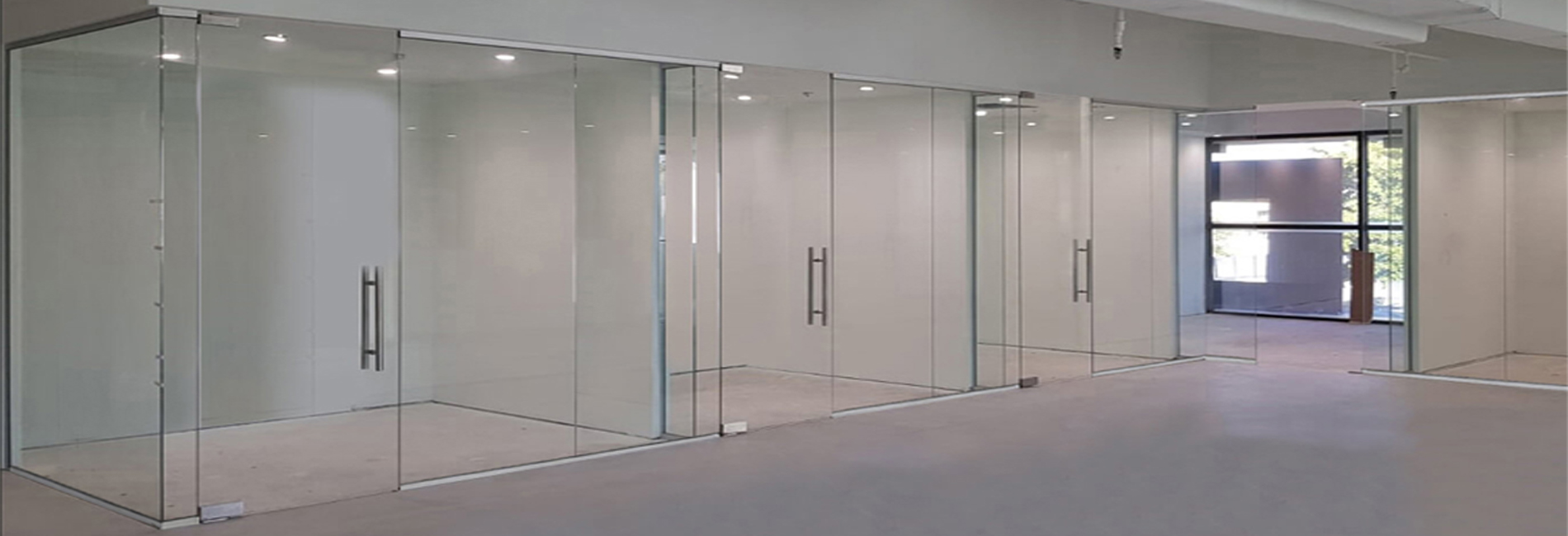 https://www.cubicles.com/uploads/flash_images/glass-office-walls-2[1].jpg